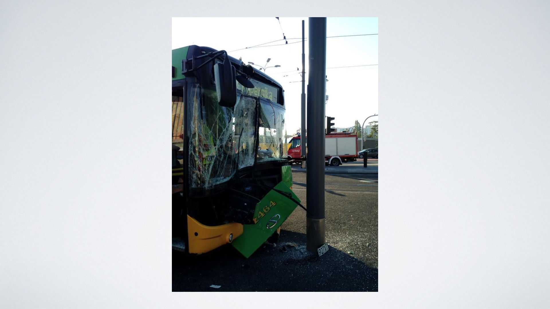 Kolejny autobus 69 uderzył w słup na Rondzie Kaponiera