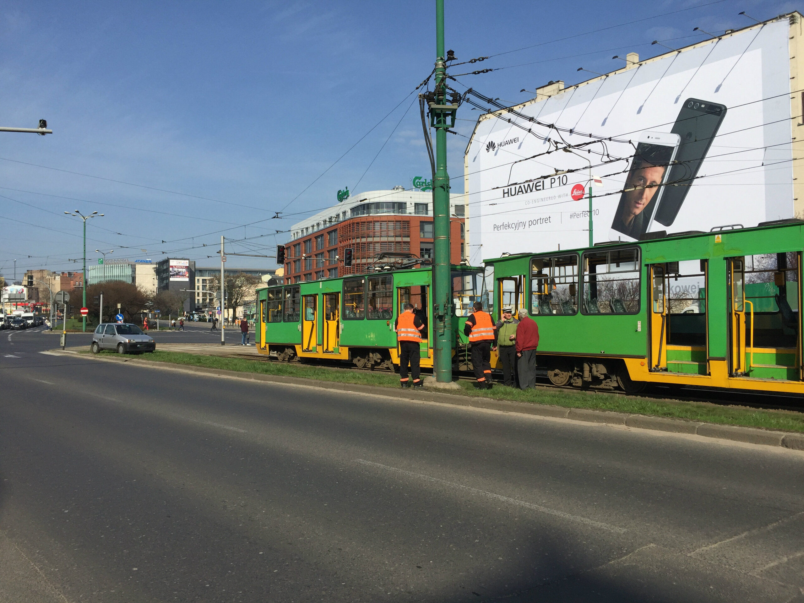 Zderzenie tramwaju z samochodem – wstrzymany ruch tramwajowy w stronę ronda Śródka (Aktualizacja)