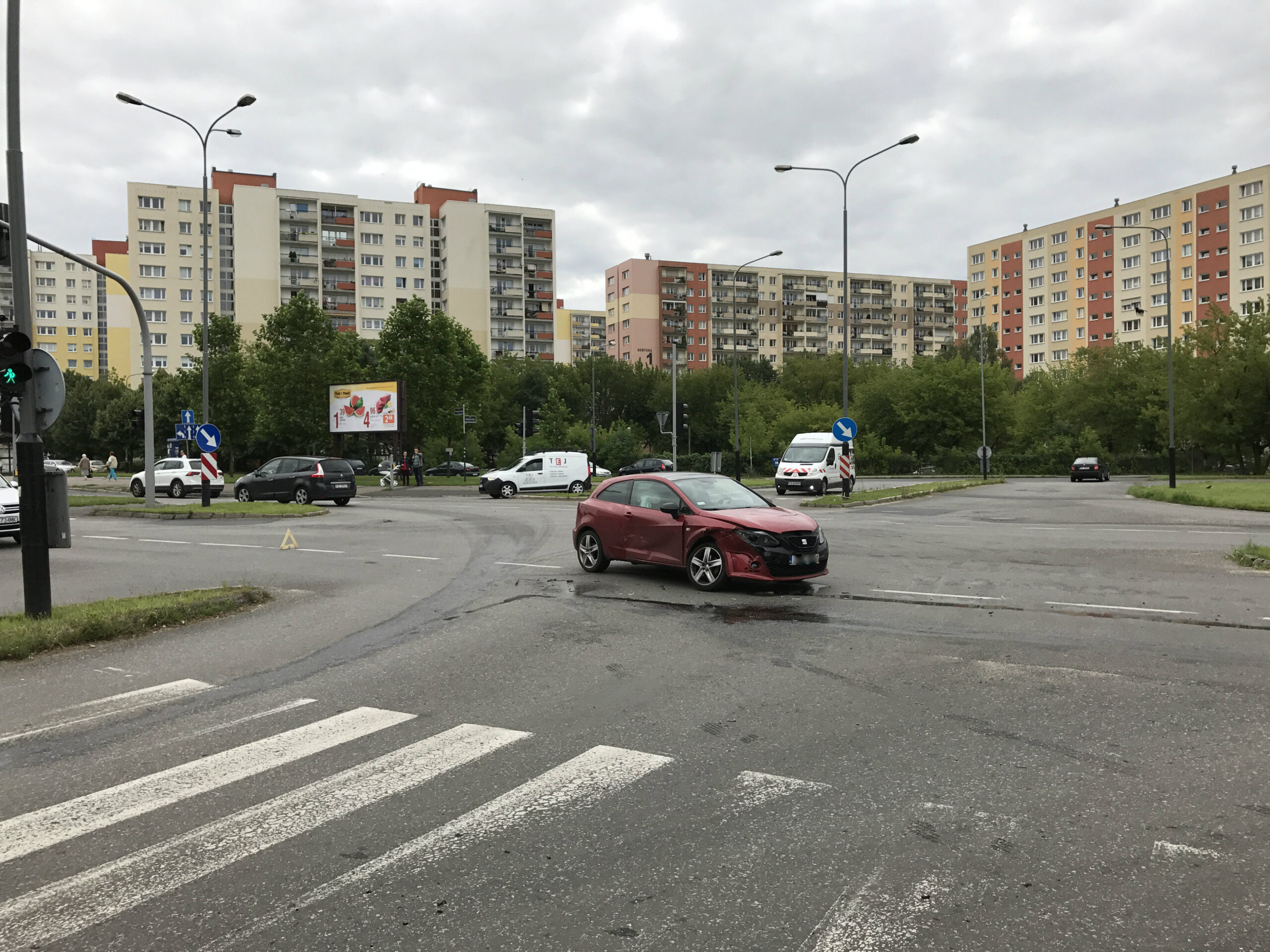 Zderzenie samochodów na skrzyżowaniu ul. Promienistej i Jawornickiej