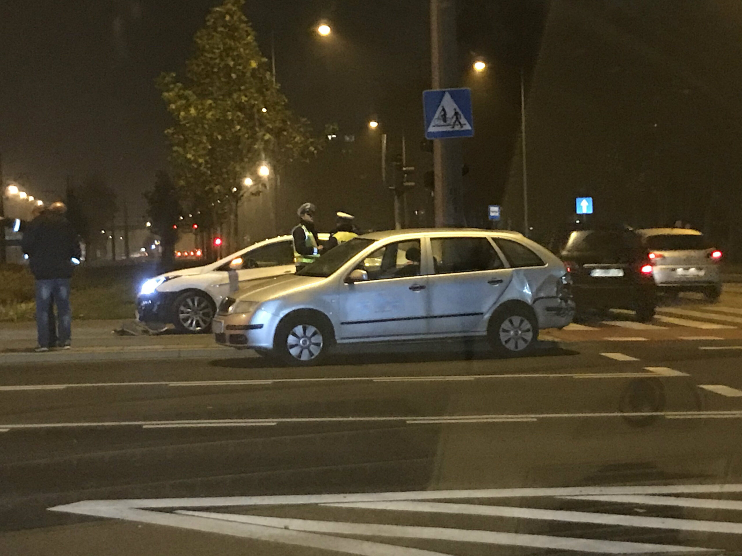 Zderzenie samochodów na skrzyżowaniu ul. Smoluchowskiego i Grunwaldzkiej