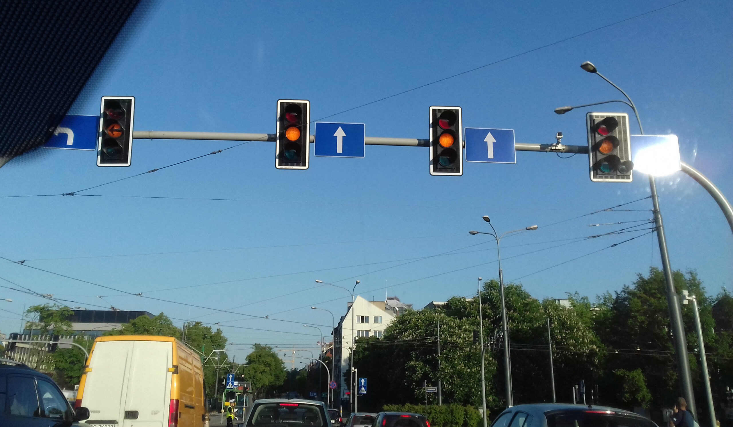 Nie działa sygnalizacja świetlna na skrzyżowaniu ul. Królowej Jadwigi i Droga Dębińska. Policja kieruje ruchem