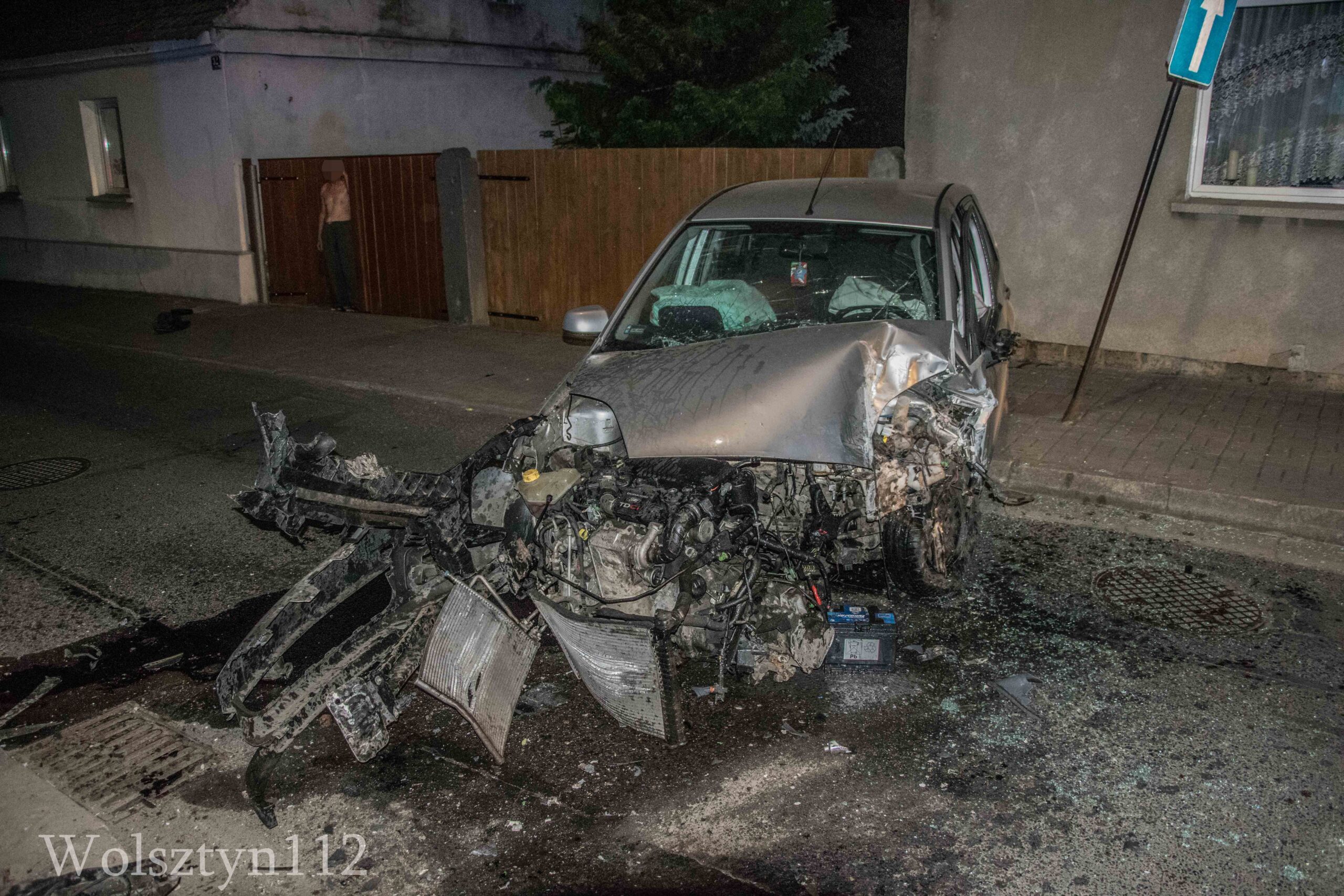 Nocny wypadek w Kębłowie. Samochód uderzył w budynek mieszkalny