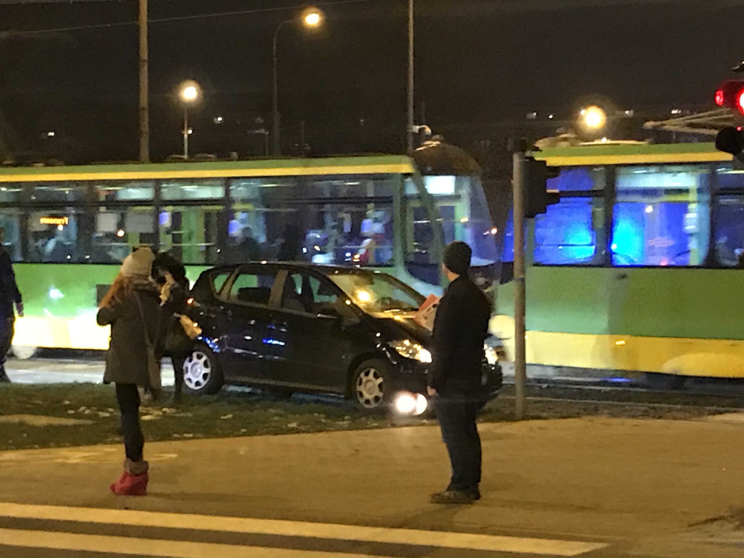 Zderzenie samochodu z tramwajem na Rondzie Rataje, duże utrudnienia w ruchu