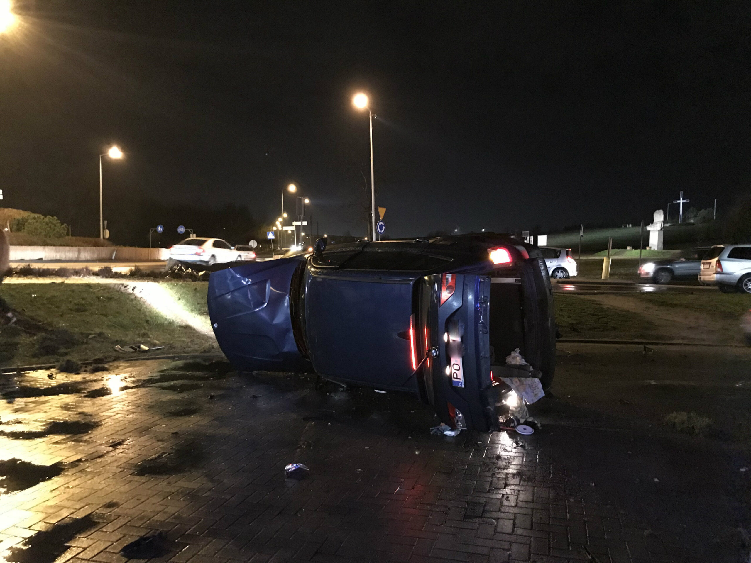 Poważny wypadek w Luboniu. Rozpędzony samochód staranował trzy kolejne