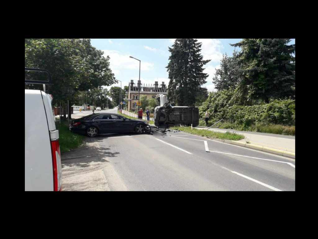 Zderzenie samochodów na ul. Sucholeskiej, droga zablokowana