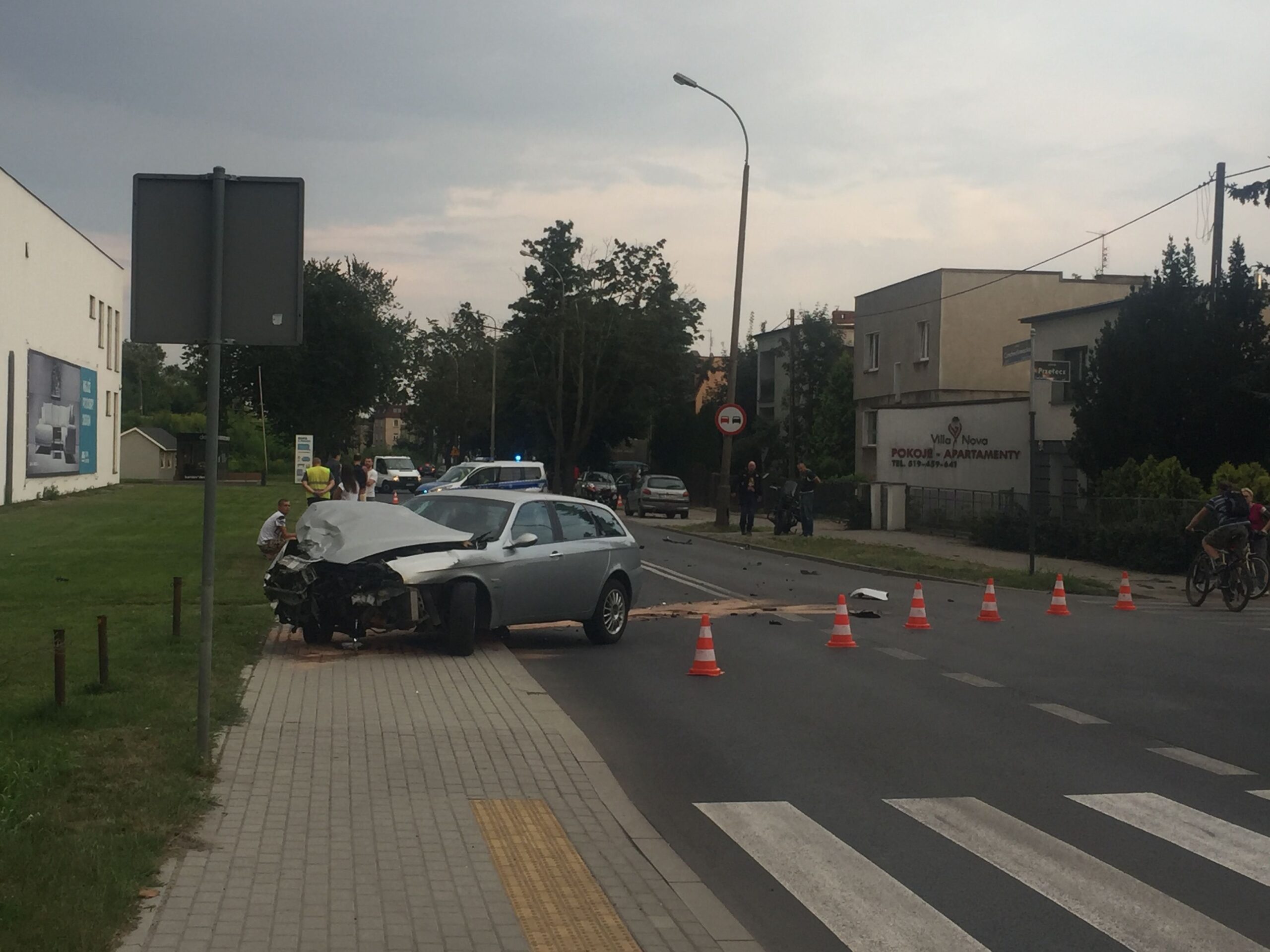 Ul. Czechosłowacka częściowo zamknięta po zderzeniu samochodu z motocyklem