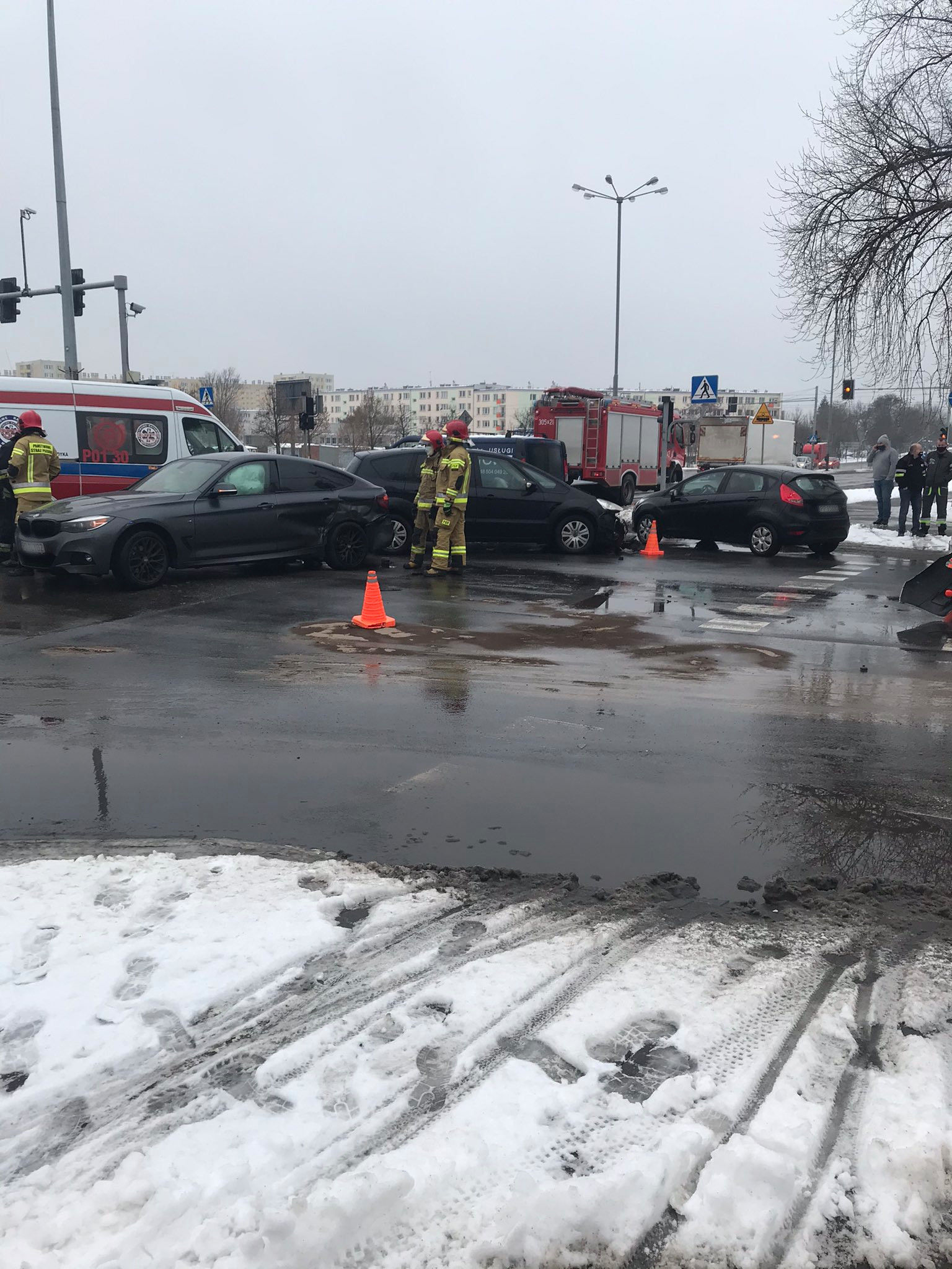 Zderzenie kilku pojazdów na skrzyżowaniu ul. Piątkowskiej i Al. Solidarności – duże utrudnienia w ruchu