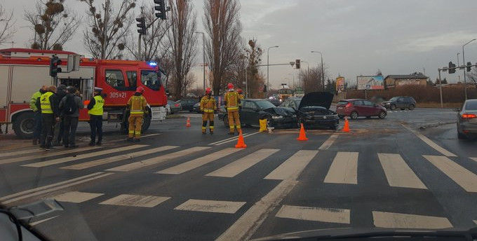 Wypadek na skrzyżowaniu ul. Serbskiej i Wilczak – utrudnienia w ruchu i korki!