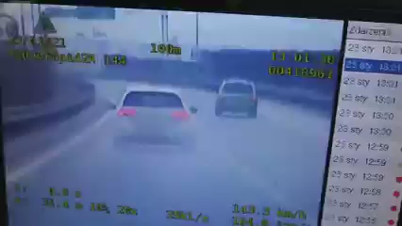 Jadąc w deszczu przekroczył dozwoloną prędkość o ponad 80 km/h. Nagrała to policyjna kamera
