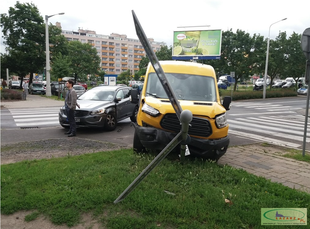 Zderzenie samochodów na skrzyżowaniu Kasprzaka i Chociszewskiego. Auto wjechało w znak
