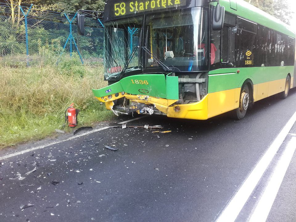 Czołowe zderzenie autobusu z samochodem na ul.Głuszyna