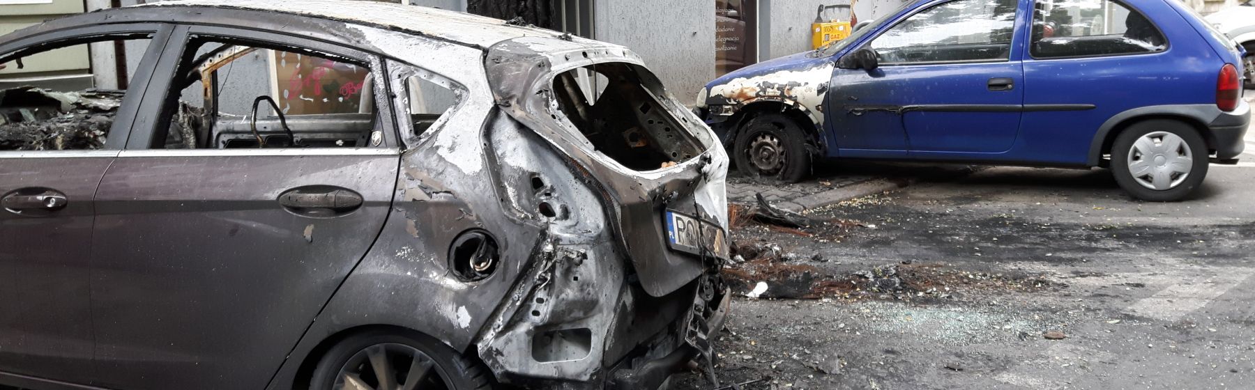 Pożar samochodów na Szamarzewskiego to najprawdopodobnie podpalenie