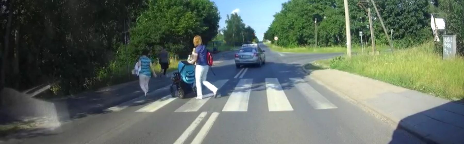 Niebezpieczne zachowanie taksówkarza na ul. Fortecznej. “Prawie potrącił ludzi na pasach” (Film)