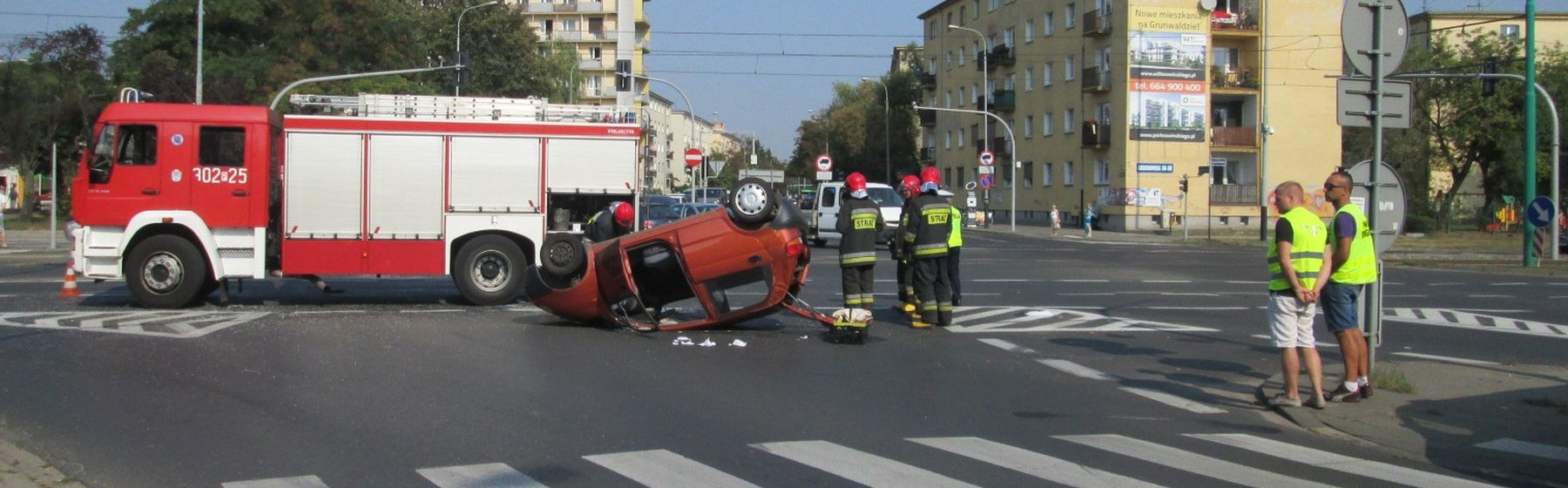 Wypadek na skrzyżowaniu Grochowskiej z Grunwaldzką. Auto dachowało