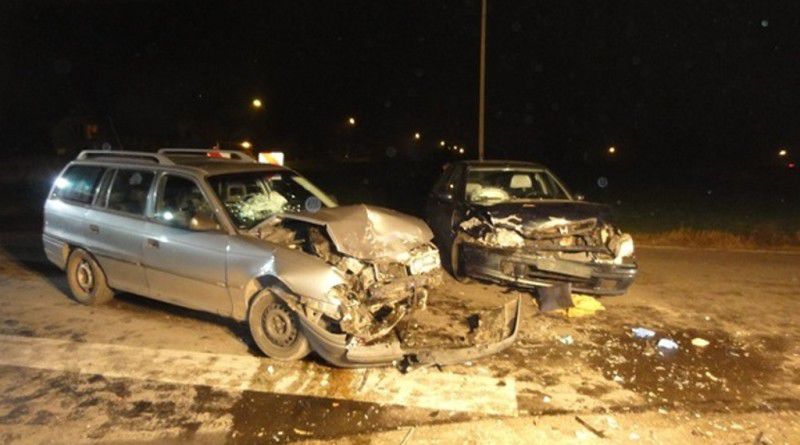 Zderzenie czołowe dwóch samochodów, kierowcy w szpitalu