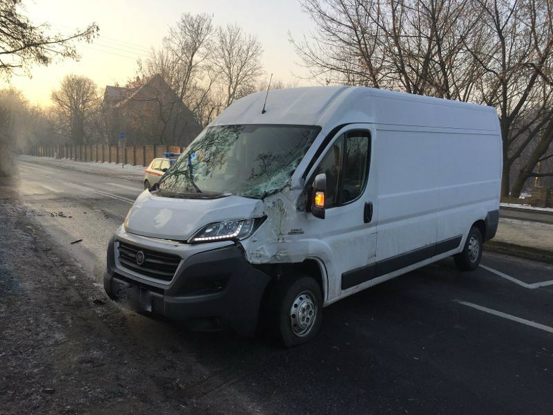 Zderzenie busa z samochodem osobowym na ul. Leszczyńskiej – Zablokowana jezdnia