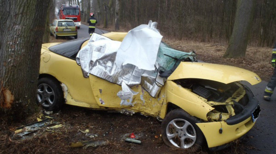 Zderzenie samochodu osobowego z ciężarówką i uderzenie w drzewo – dwa groźne wypadki