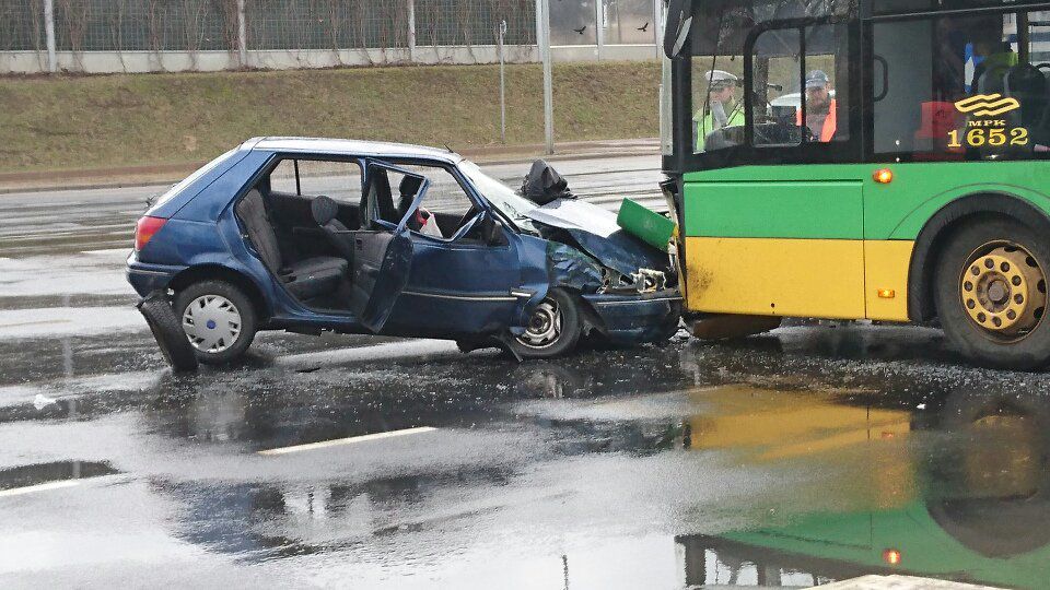 Zderzenie autobusu z samochodem osobowym – dwie osoby ranne, utrudnienia! (AKTUALIZACJA)