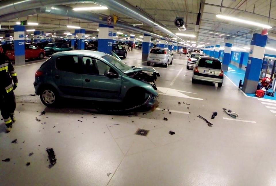 Zderzenie samochodów na parkingu podziemnym, dwie osoby ranne