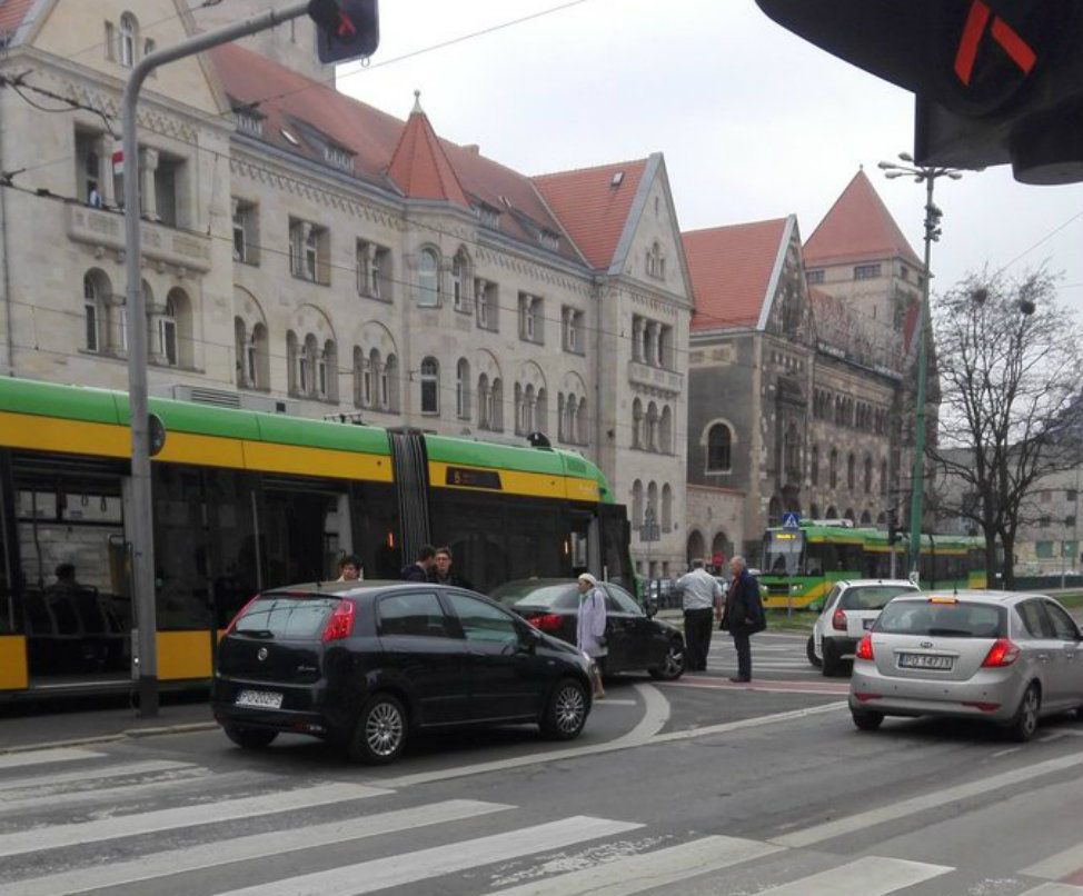 Zderzenie tramwaju z samochodem na ul. św. Marcin – utrudnienia! (Aktualizacja)