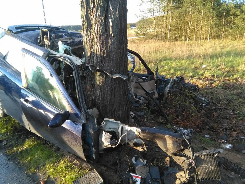 Śmiertelny wypadek – samochód uderzył w drzewo (Aktualizacja)