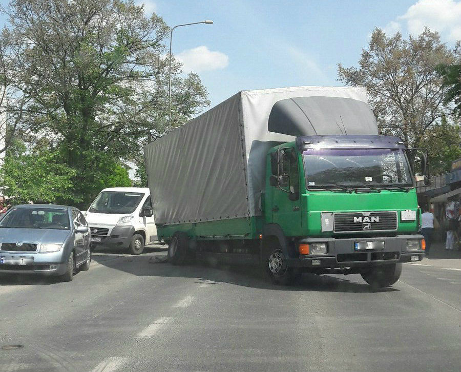 Urwane koło od ciężarówki i utrudnienia na ul. Starołęckiej