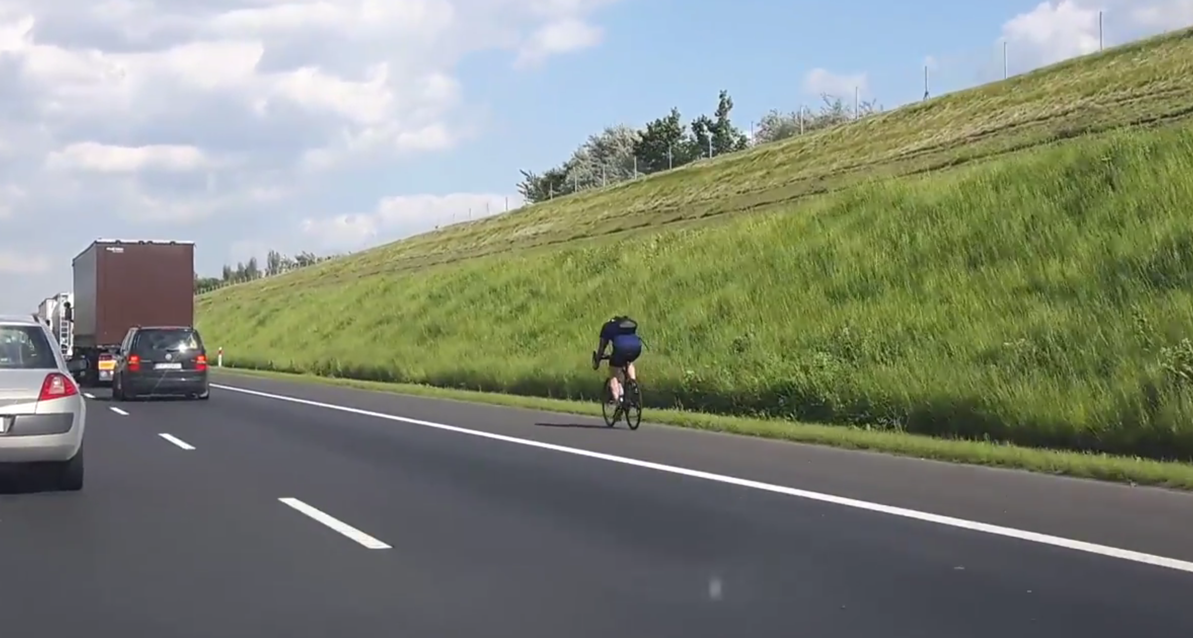 Rowerzysta na autostradzie – to mogło skończyć się tragedią