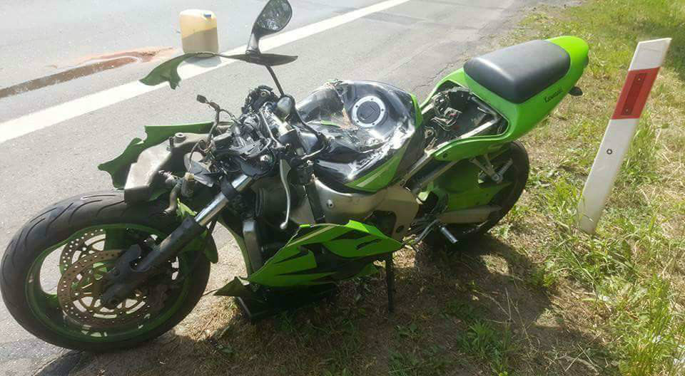 Motocyklista zderzył się czołowo z samochodem i… uciekł z miejsca wypadku