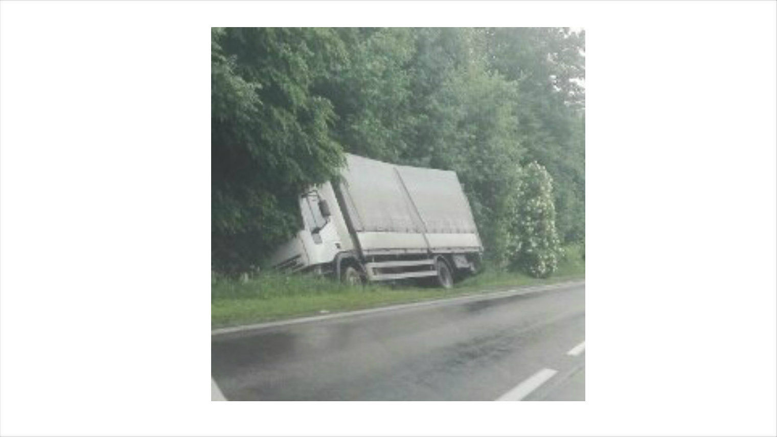 Ciężarówka w rowie na ul. Lechickiej, trwa przeładunek – utrudnienia!