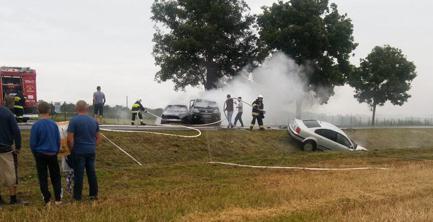 Zderzyły się trzy auta i momentalnie stanęły w płomieniach. Dwie kobiety ranne.