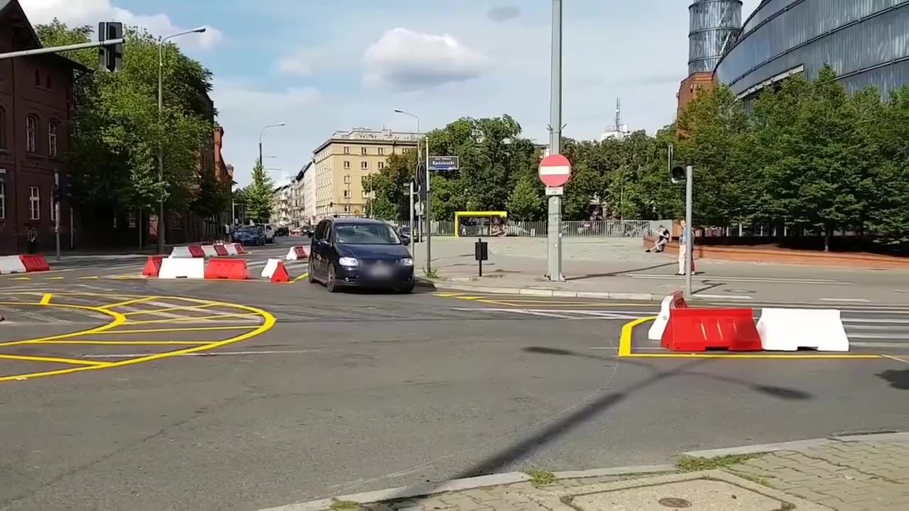 “Na rondzie w lewo”, czyli poznańscy kierowcy kontra mini rondo na ul. Ratajczaka