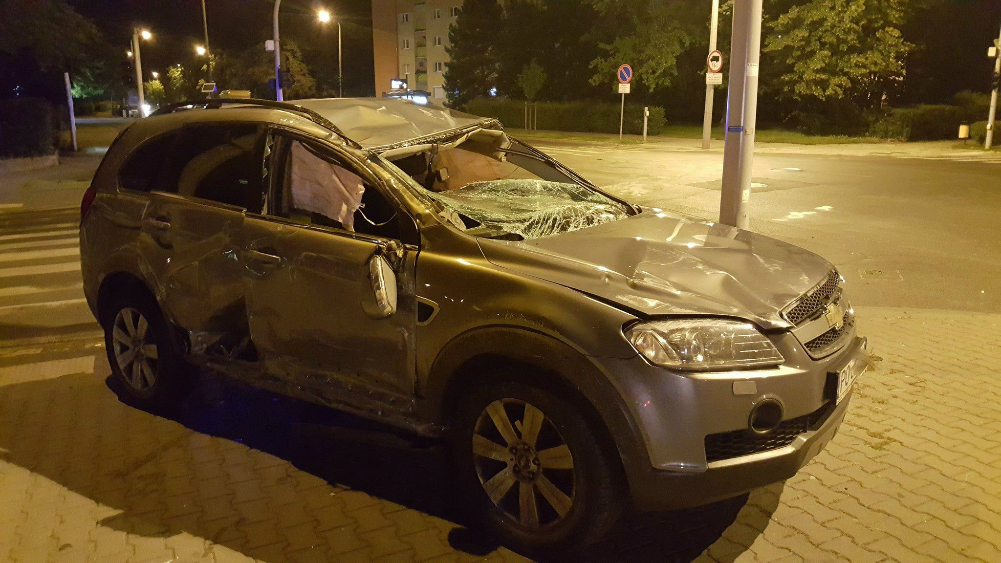 Zderzenie dwóch samochodów na skrzyżowaniu ul. Grochowskiej i Marcelińskiej. Jeden z pojazdów dachował