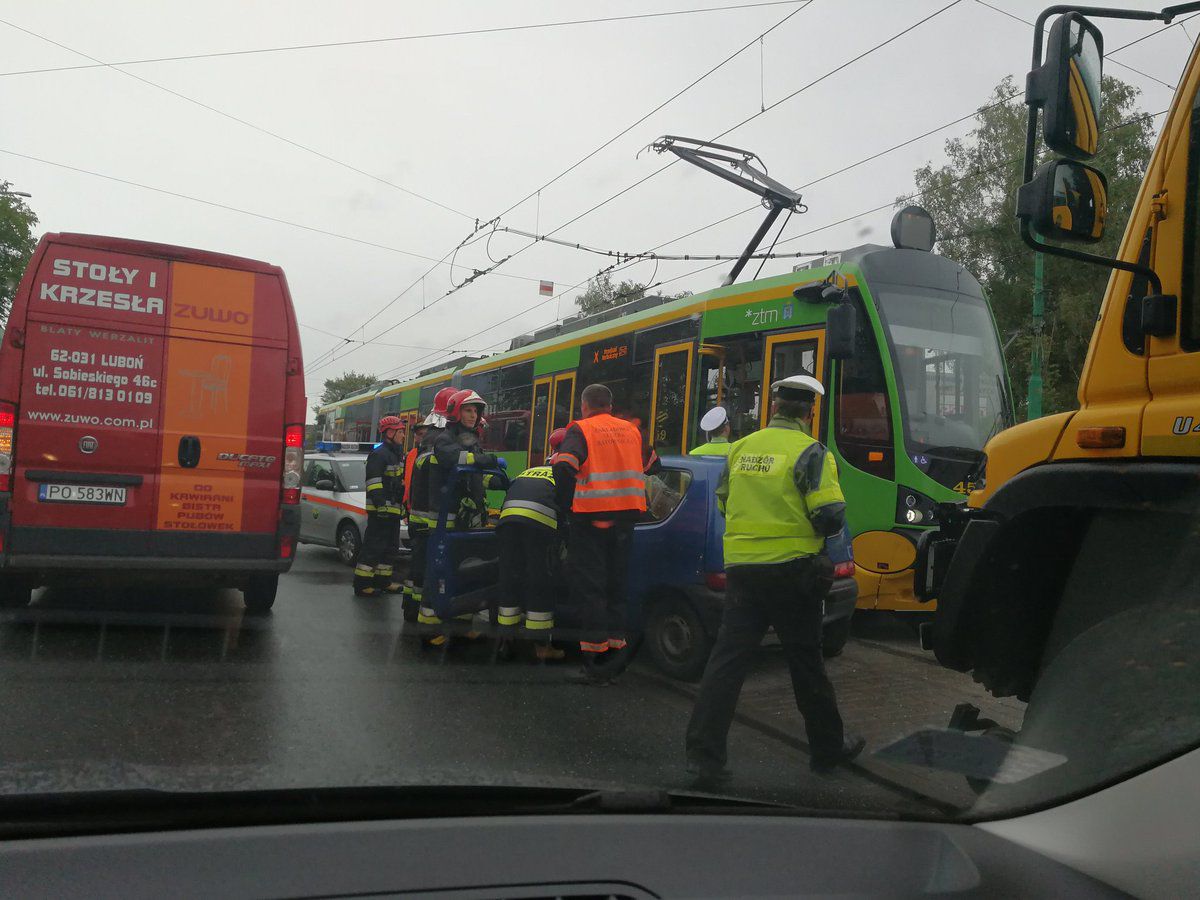 Zderzenie samochodu z tramwajem na ul. Starołęckiej – wstrzymany ruch tramwajowy (Aktualizacja)