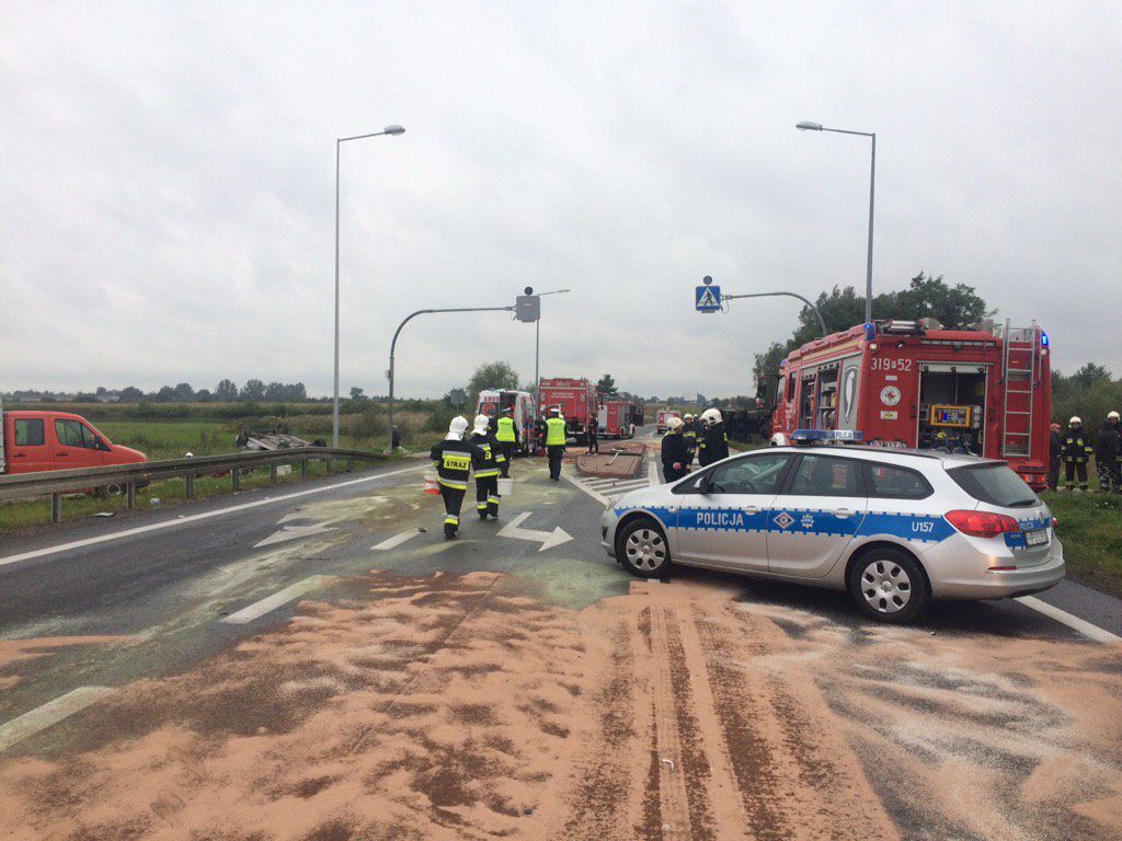 Zderzenie pięciu pojazdów w Chludowie, są ranni. DK11 zablokowana
