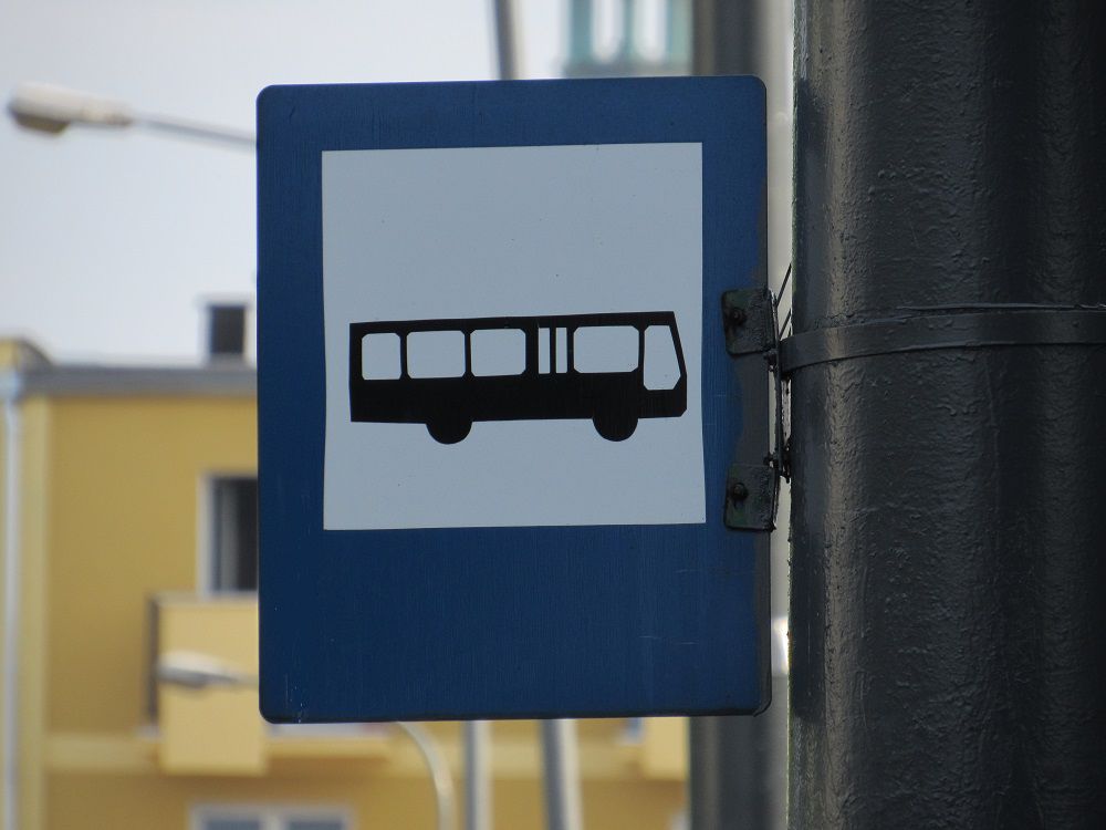 Tablice do nauki języka migowego na przystankach autobusowych