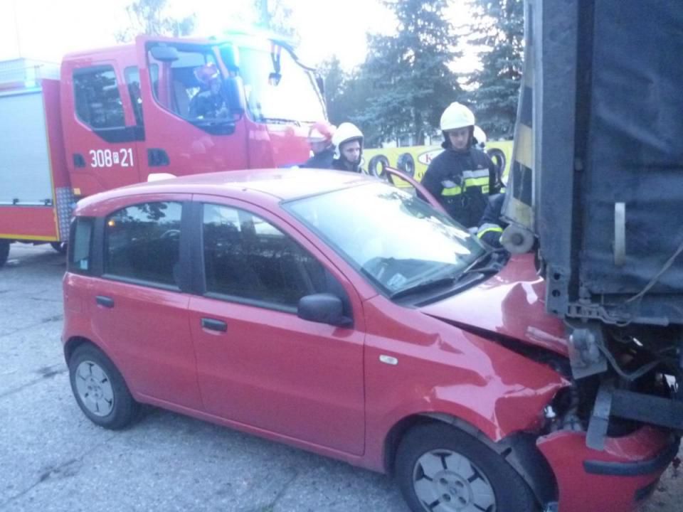 Zderzenie samochodu osobowego z ciężarówką. Jedna osoba ranna