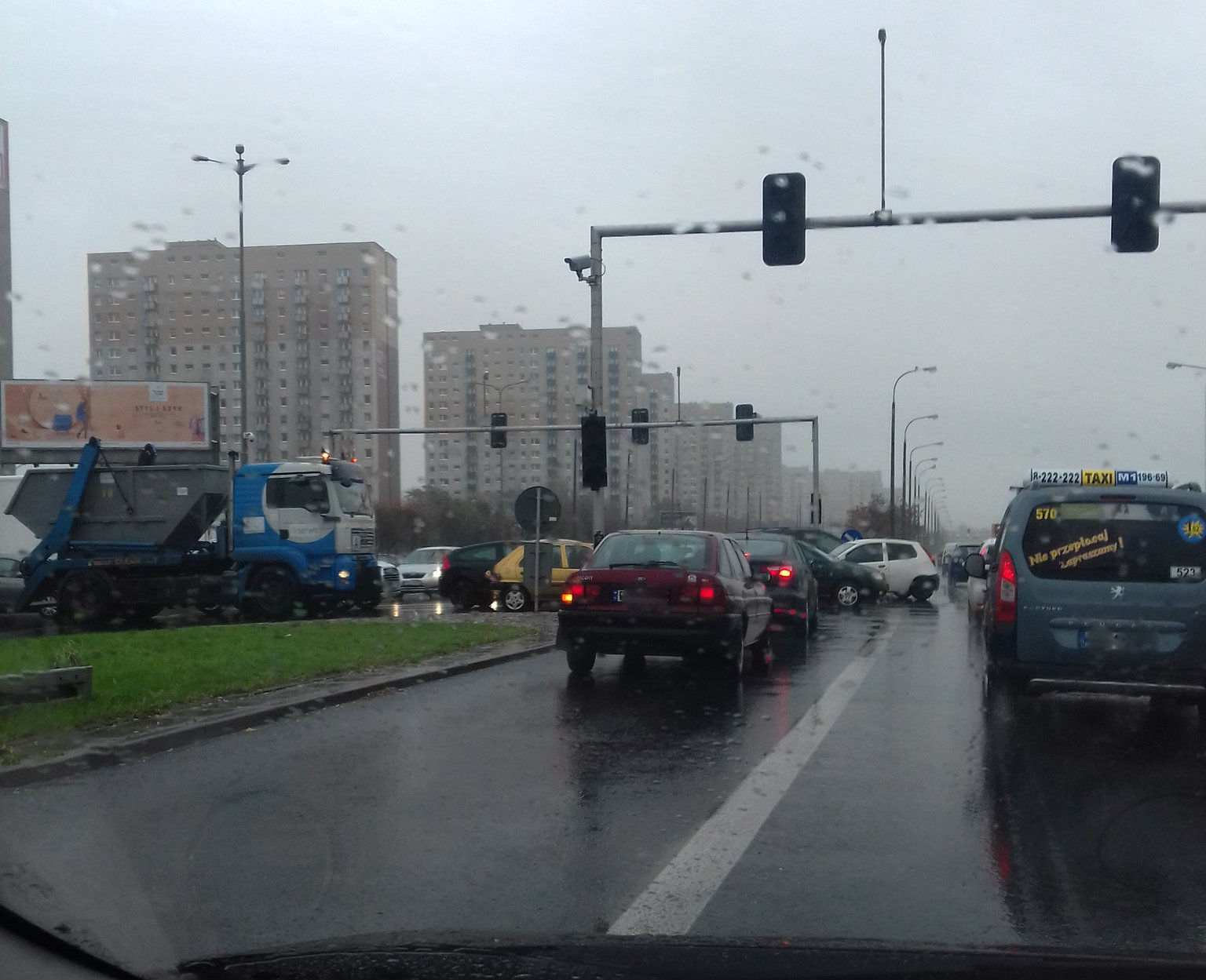 Kolejne zderzenie pojazdów przy ul. Księcia Mieszka I. Nadal nie działa sygnalizacja świetlna