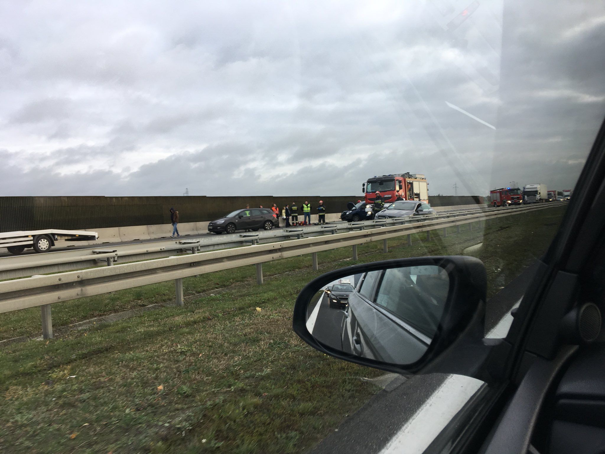 Poważny wypadek na poznańskim odcinku autostrady A2. Ruch w stronę Świecka zablokowany, na miejscu śmigłowiec LPR (Aktualizacja)