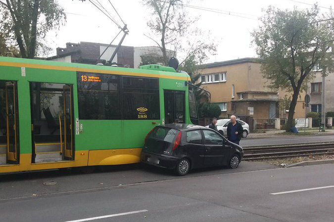Kolizja samochodu z tramwajem na ul. Grunwaldzkiej, wstrzymany ruch tramwajowy w stronę Junikowa