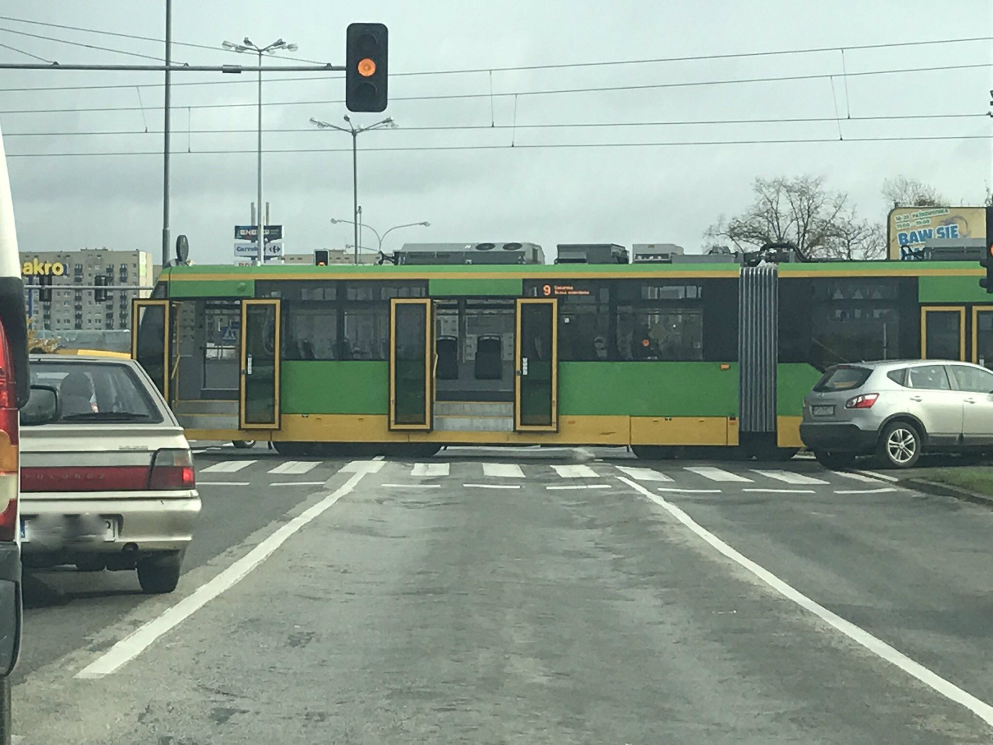 Kolizja samochodu z tramwajem na skrzyżowaniu ul. Piątkowskiej i al. Solidarności (Aktualizacja)