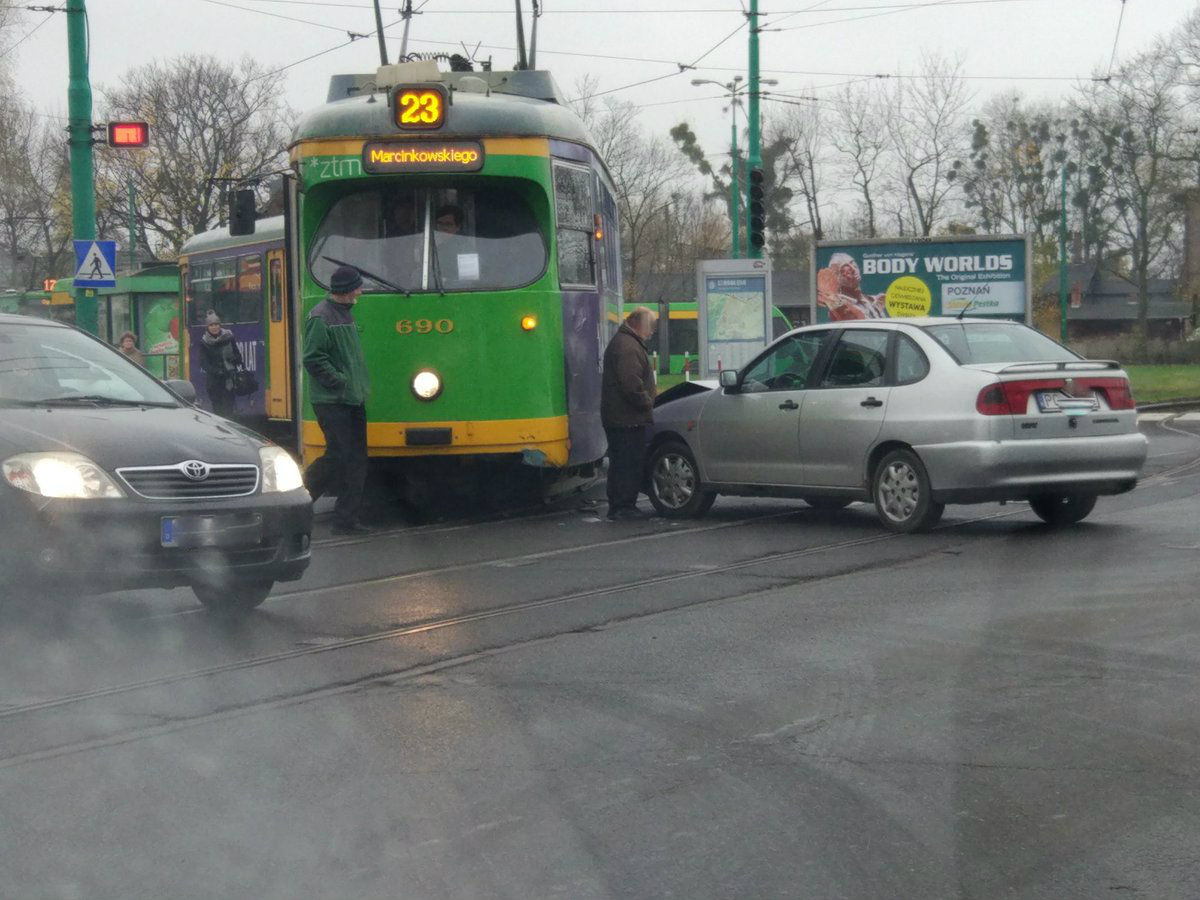 Zderzenie tramwaju z samochodem przy pętli na Starołęce