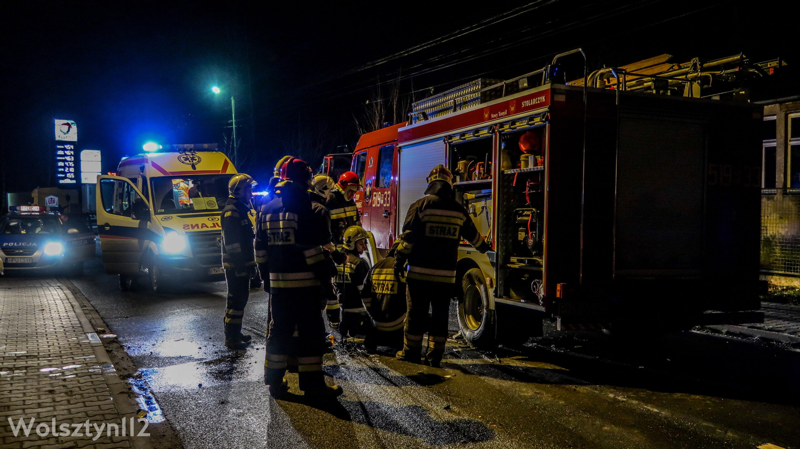Zderzenie wozu strażackiego z samochodem osobowym, dwie osoby ranne
