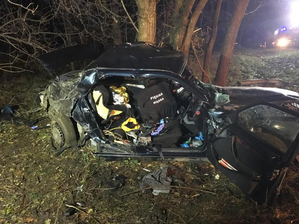 Samochód uderzył w drzewo, cztery osoby uwięzione w pojeździe, kierowca nie żyje