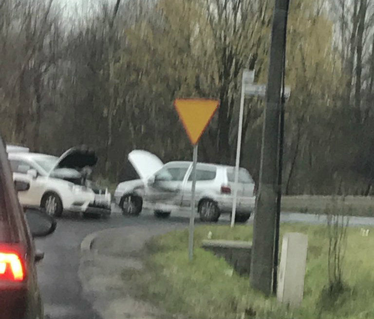Zderzenie dwóch samochodów na skrzyżowaniu ul. Gdyńska i Poznańska w Koziegłowach
