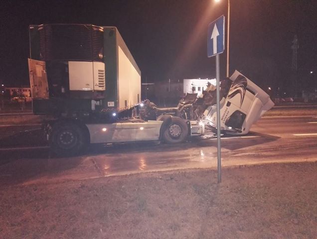 Rozbita ciężarówka utrudnia przejazd na ul. Dąbrowskiego, coraz większy korek w kierunku Tarnowa Podórnego (Aktualizacja)
