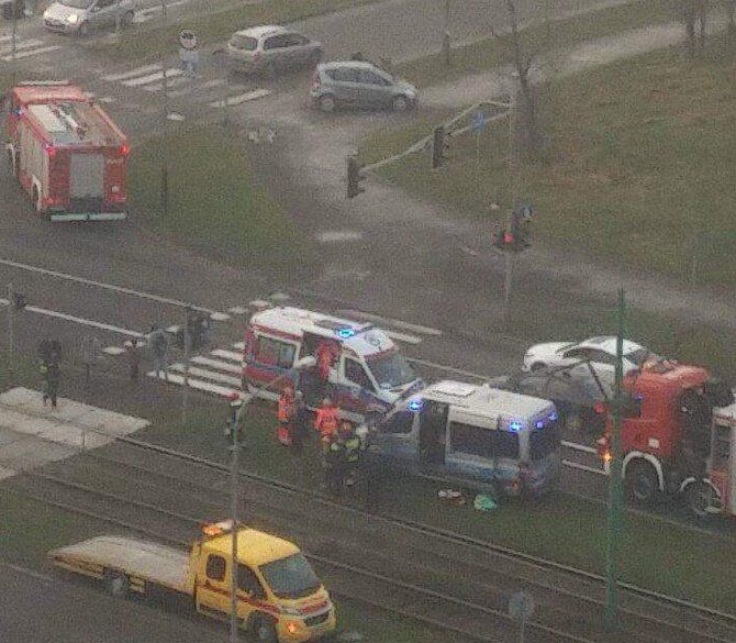 Zderzenie dwóch samochodów na skrzyżowaniu ul. Żegrze i Inflancka, jeden z pojazdów blokuje torowisko (Aktualizacja)
