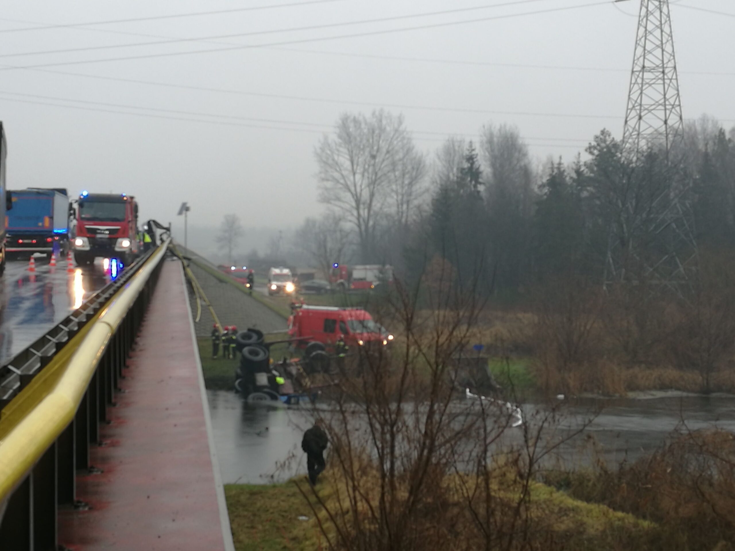 Ciężarówka wpadła do rzeki na DK11, trwa akcja ratunkowa (Aktualizacja)