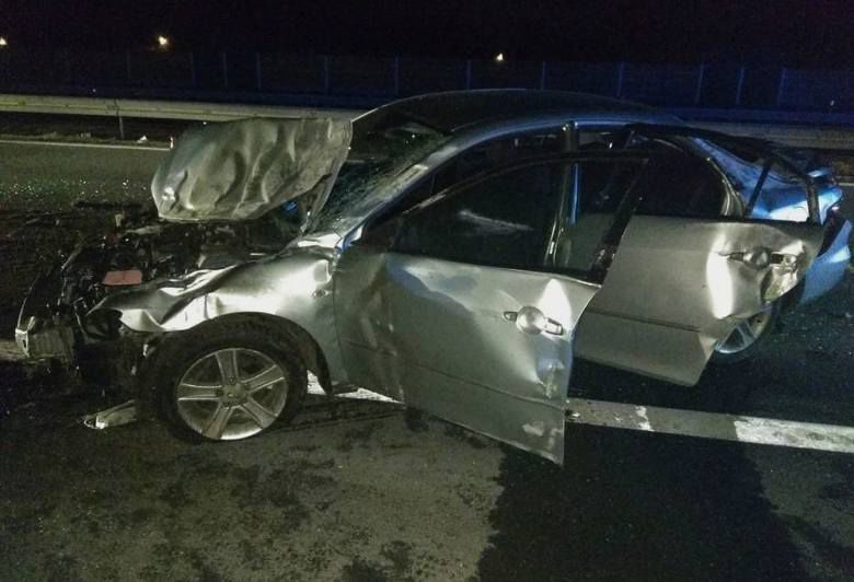 Poranny wypadek na A2. Pasażerka rozbitego samochodu potrącona przez nadjeżdżający samochód.
