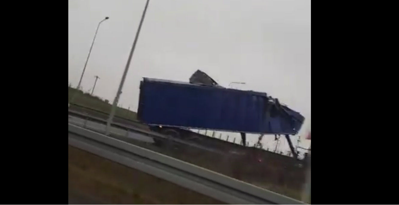 Ciężarówka uderzyła naczepą w wiadukt na węźle Rokietnica, utrudnienia w kierunku Piły