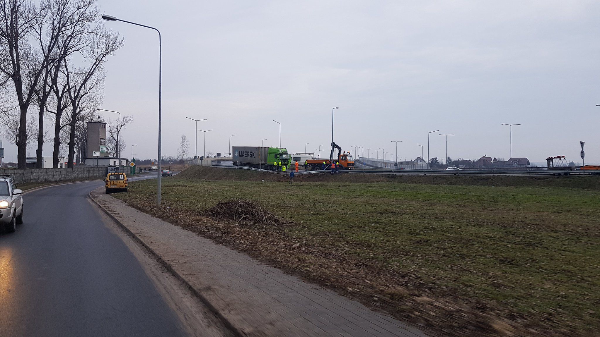 Samochód ciężarowy na barierkach – utrudniony wjazd na DK5 w kierunku Poznania